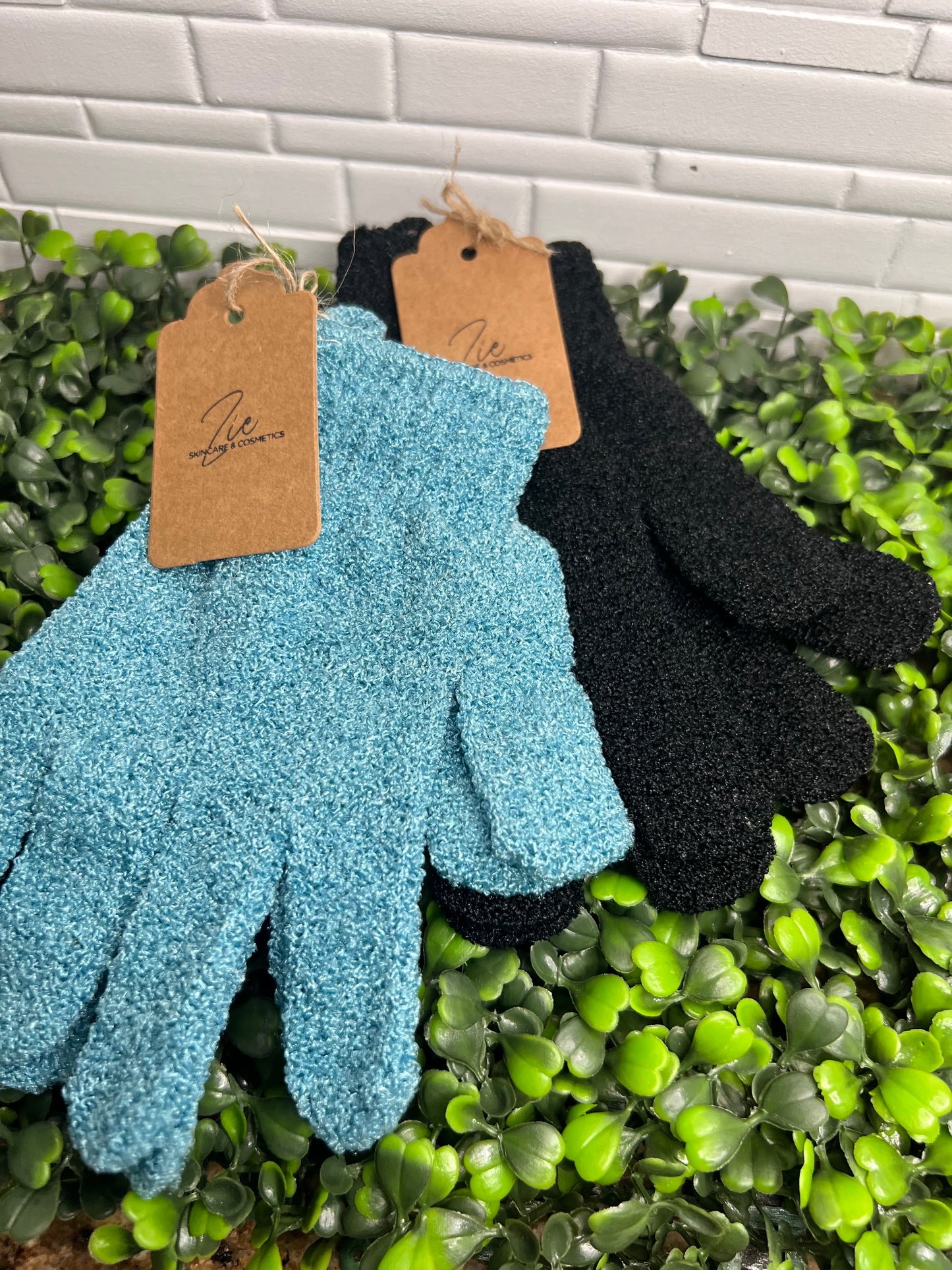 Exfoliating gloves