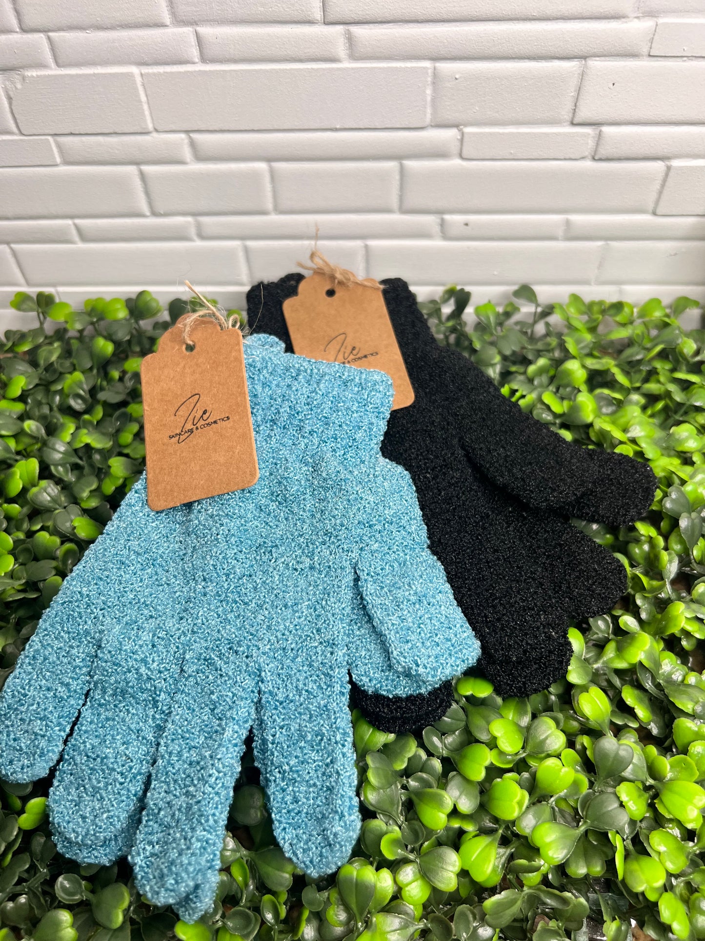 Exfoliating gloves